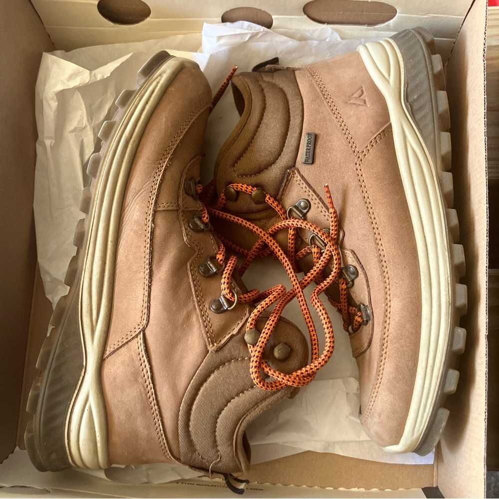 Women’s hiking boots- size 7.5